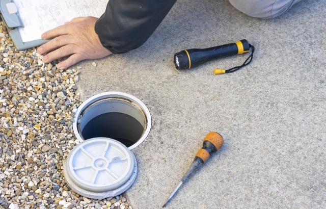 【家全体の水が流れにくい?】排水桝の詰まりが原因かも