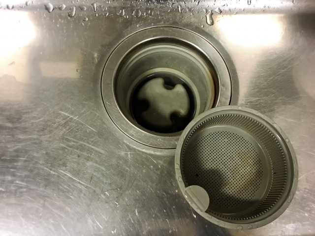 台所の排水口に物を落とさないための予防法