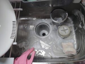 自分でできる｜キッチンの排水口が臭い時の対処法