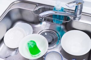 塩は排水溝掃除の“洗剤代わり”として使える？