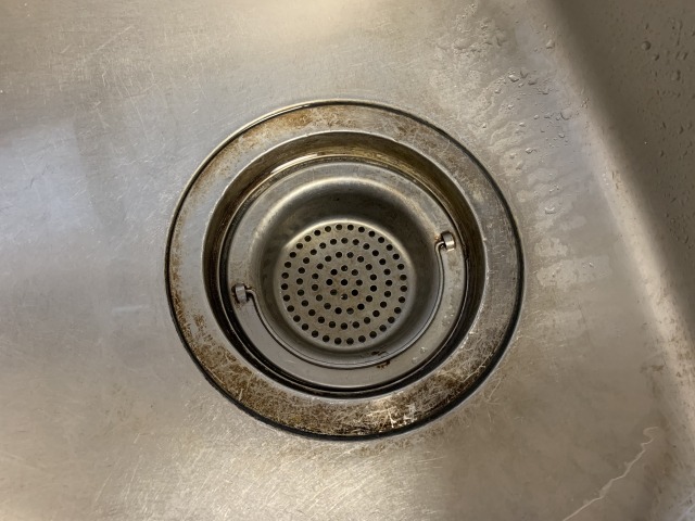 排水溝の黒い汚れとは?その正体と発生メカニズム