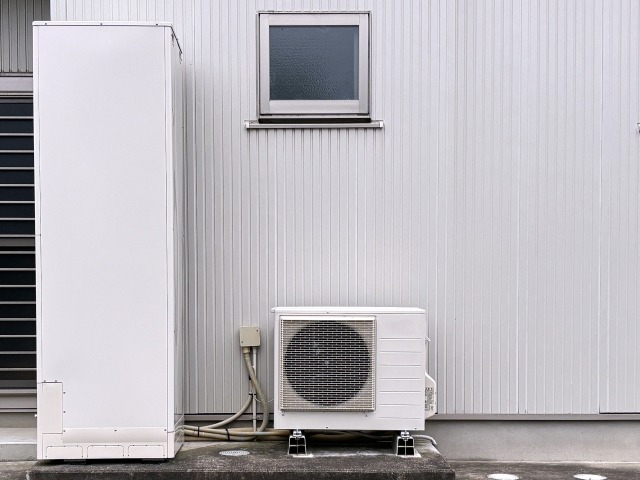 電気給湯器

設置が比較的簡単で、ガスが使えない場所でも設置可能。タンク式と瞬間式（瞬間湯沸かし器）があります。

電気を使ってお湯を作る給湯器です。

【メリット】設置場所の自由度が高い、ガスが不要

【デメリット】燃料費がやや高め、湯量が限られることも

【価格帯】約300,000〜600,000円（設置工事込みで変動）

【適した場所】広い家庭や省エネ志向の高い方におすすめ。