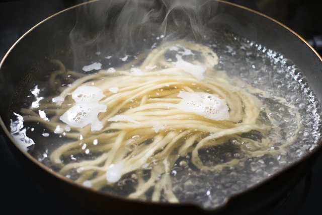 うどんの茹で汁で排水が詰まる原因